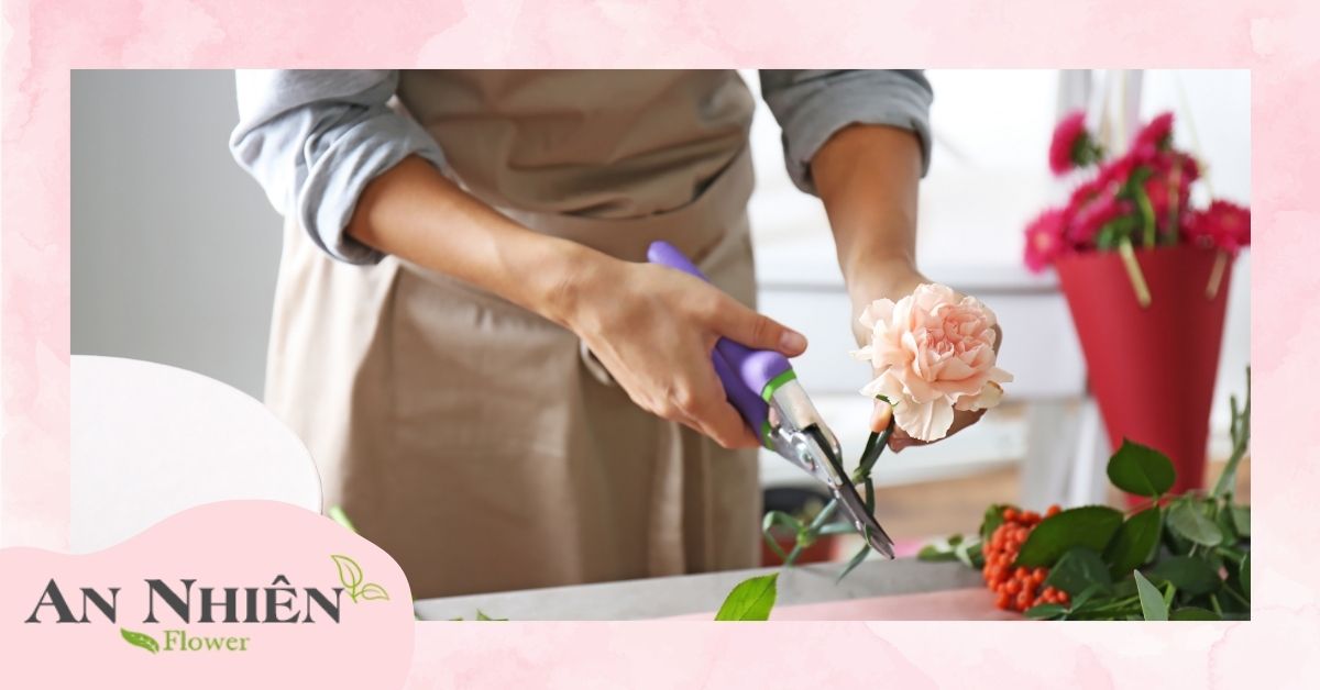 Chuẩn bị hoa trước khi cắm