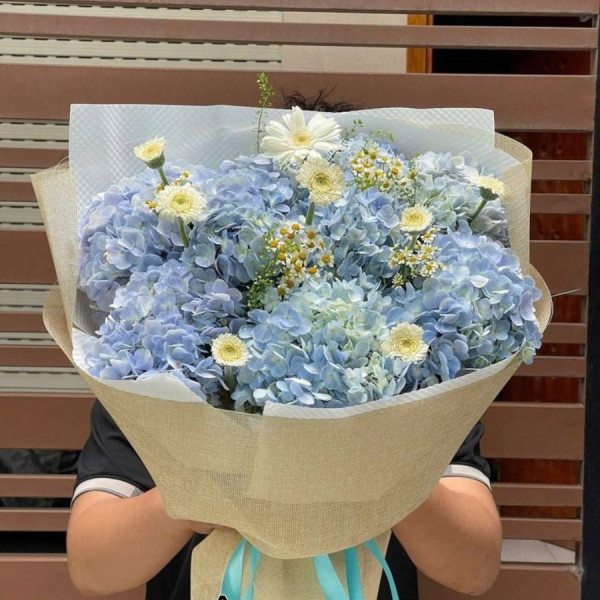Bó hoa màu xanh dương: Bình yên và hy vọng mới