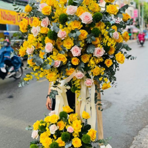 Kệ Hoa Khai Trương 2 Tầng Giá Bao Nhiêu? Chọn Theo Ngân Sách