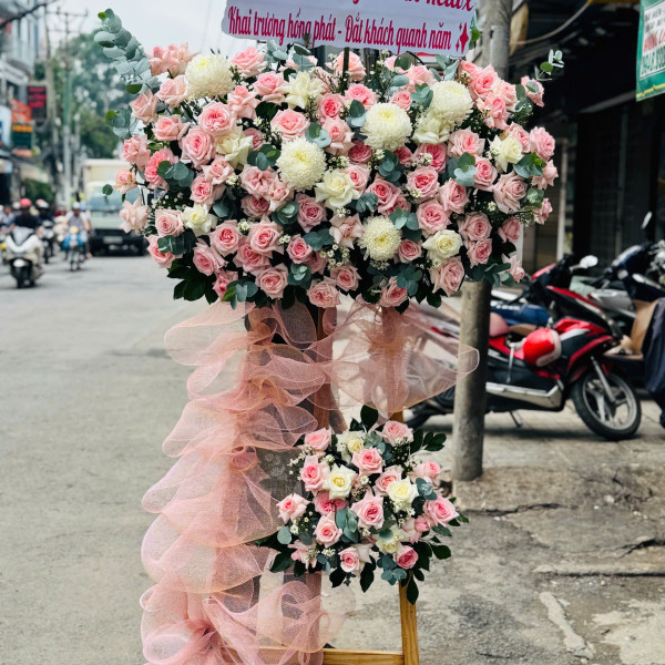 Kệ Hoa Khai Trương 1 Tầng Hay 2 Tầng? Cách Chọn Đúng Theo Bối Cảnh