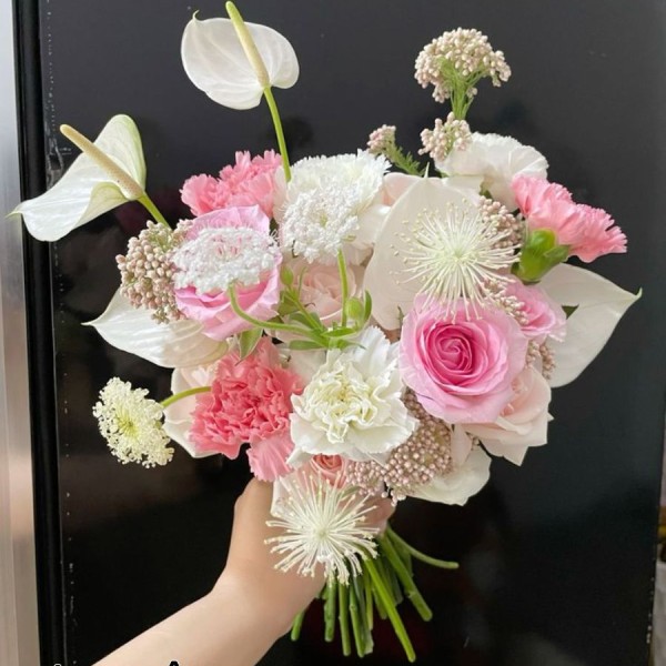 Hướng dẫn cách bó hoa cô dâu sang trọng