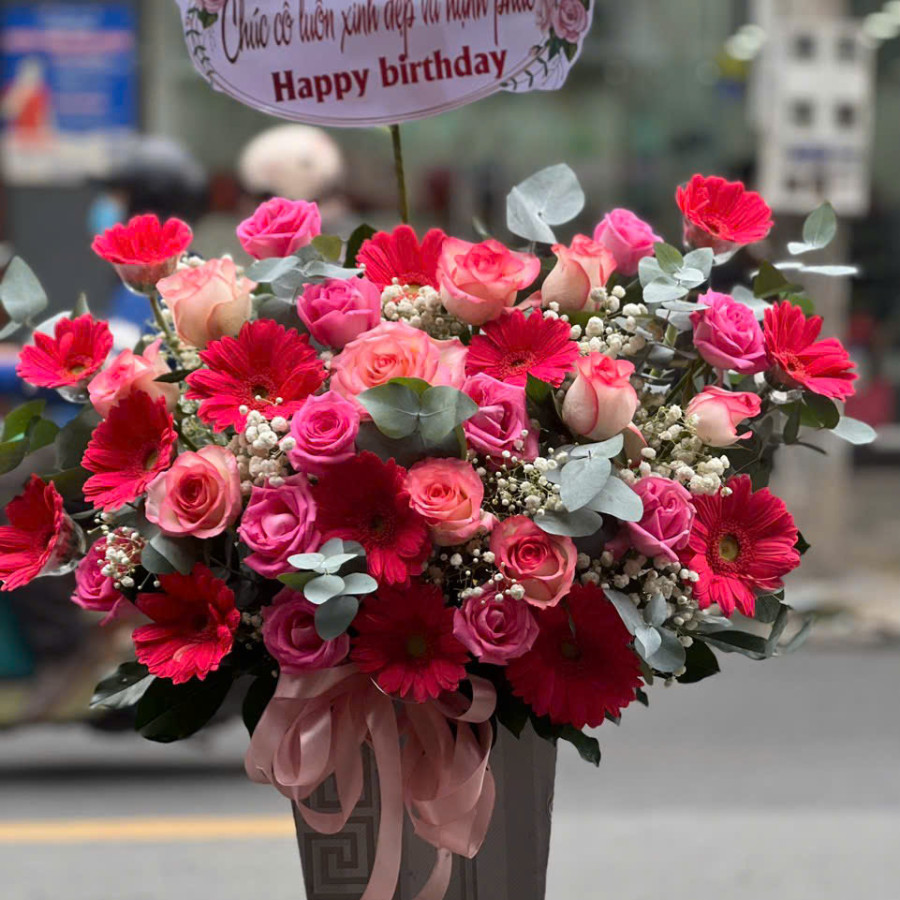 Giỏ hoa màu hồng hoa đồng tiền hoa hồng