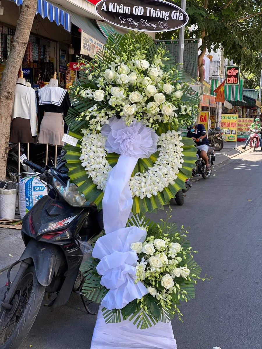 Vòng Hoa Tang Tạm Biệt Đời Thường