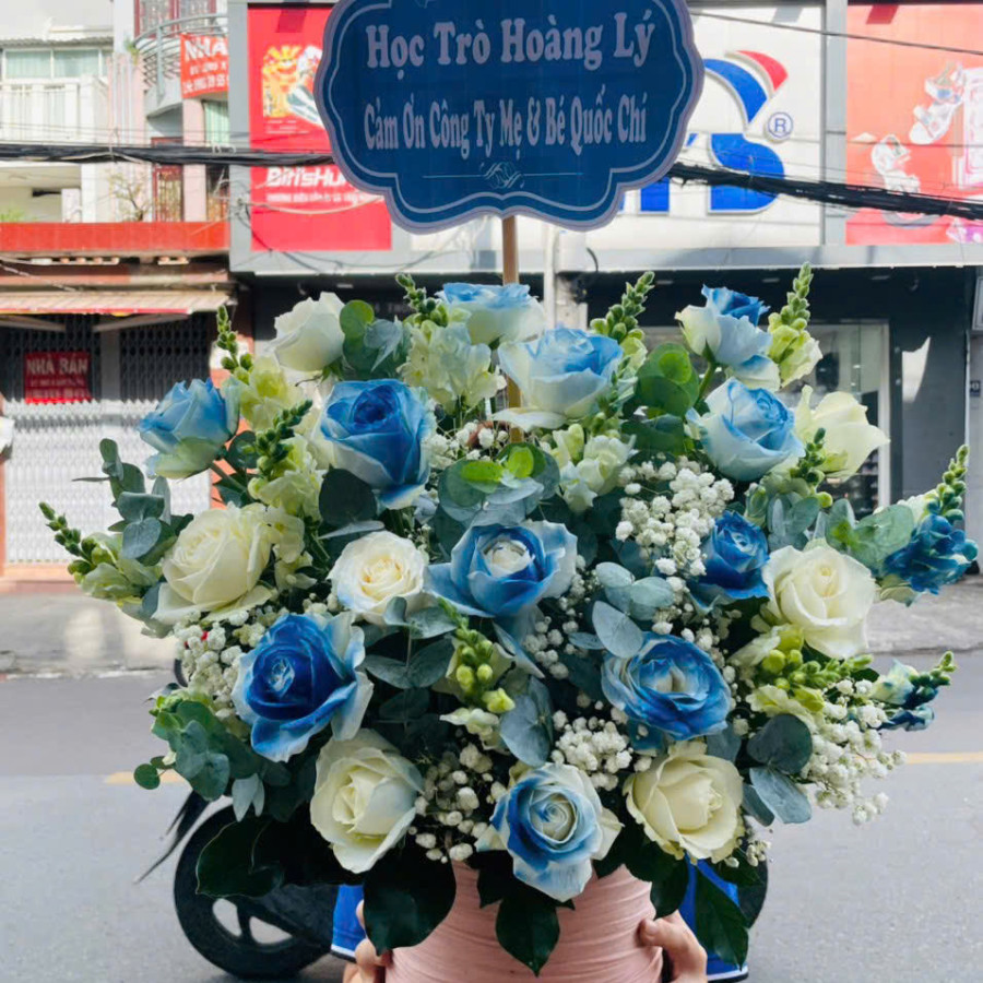 Giỏ hoa tone màu xanh dương