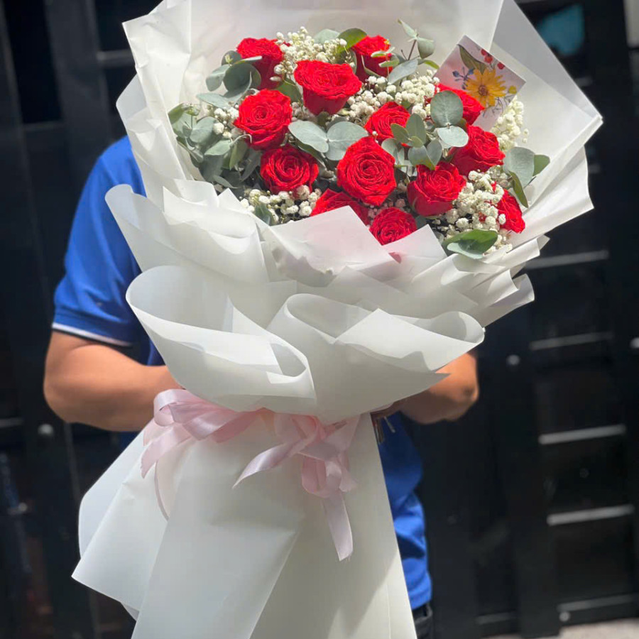 Bó hoa hồng đỏ giấy trắng
