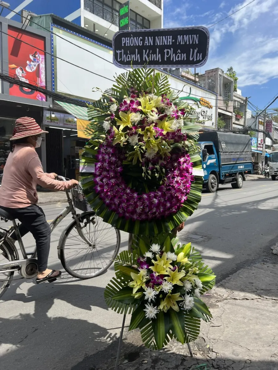 Vòng Hoa Tang Dáng Hình Xa Khuất