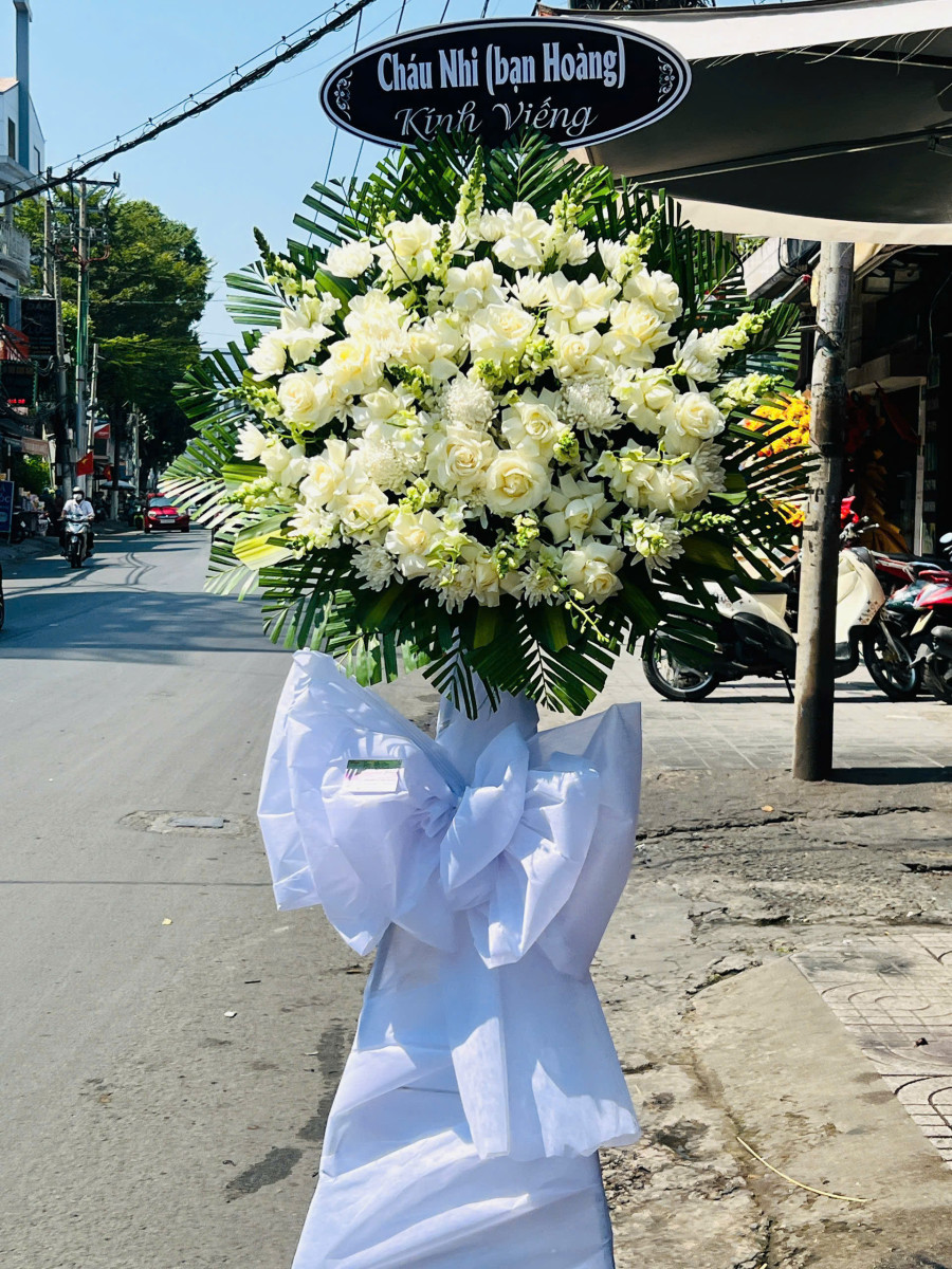 Kệ Hoa Tang Đưa Tiễn