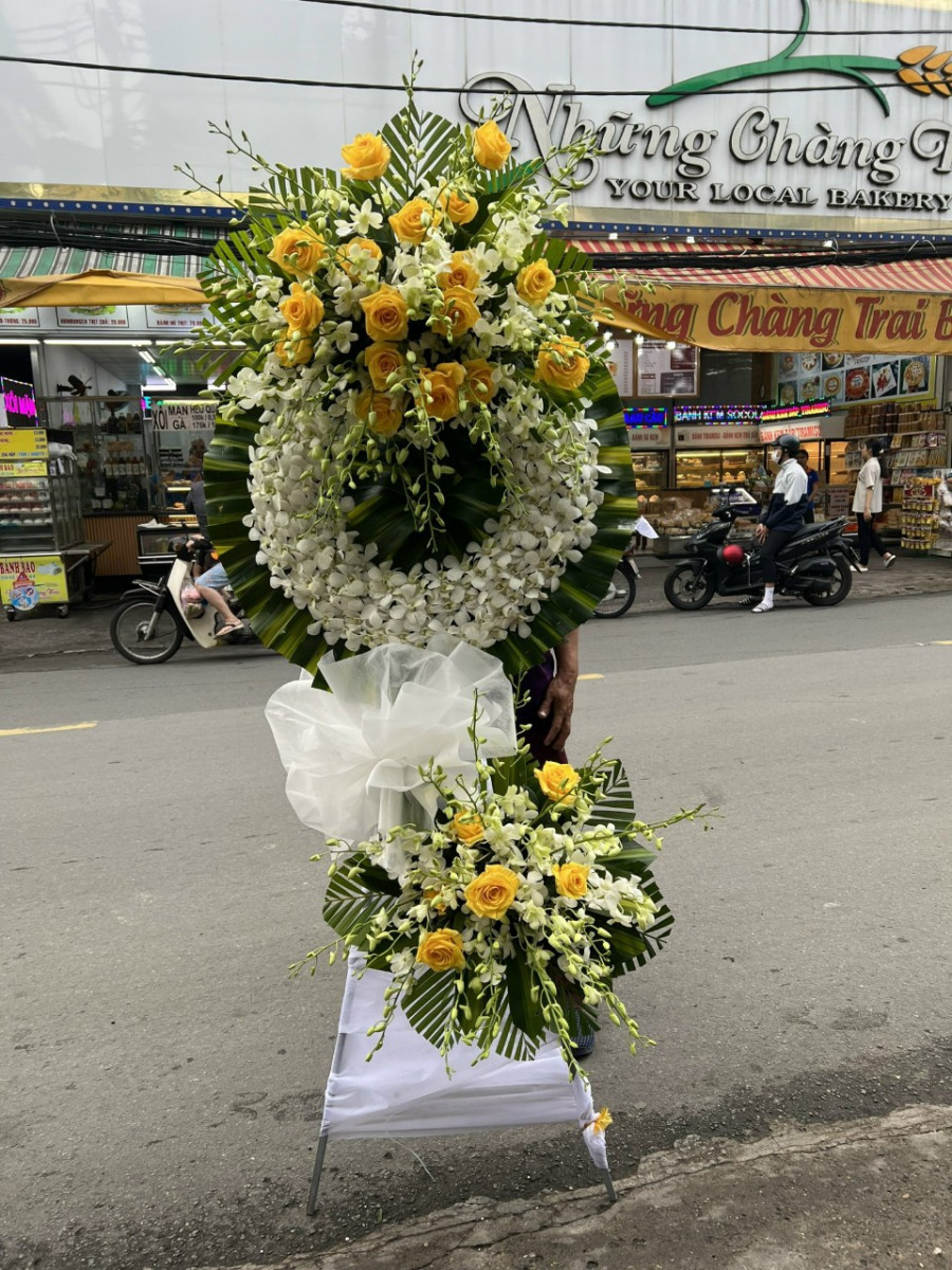 Vòng Hoa Tang Kỷ Niệm Lặng Lẽ