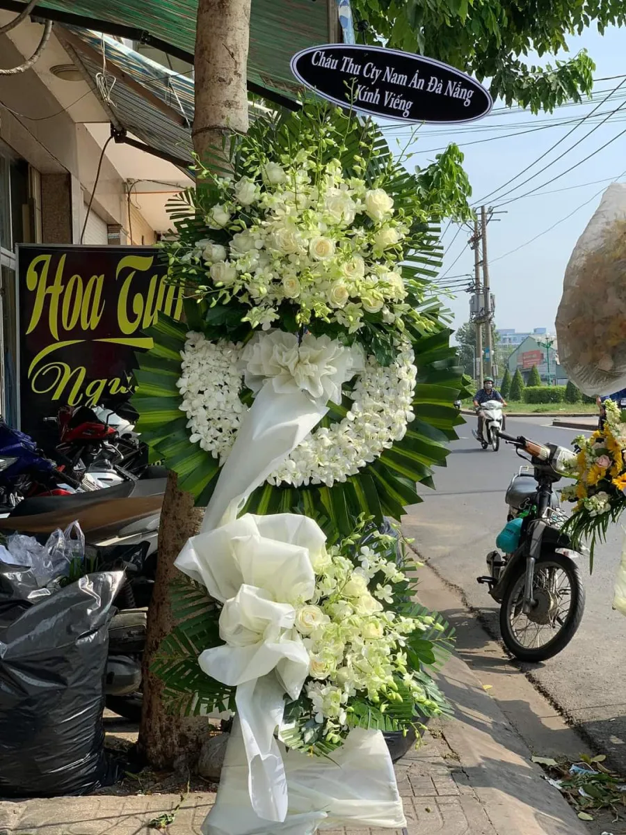 Vòng Hoa Tang Hồi Âm Lặng Lẽ