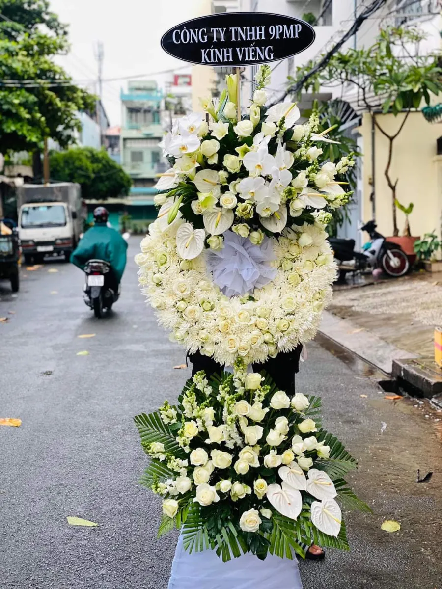 Vòng Hoa Tang Lặng Lẽ Rời Xa