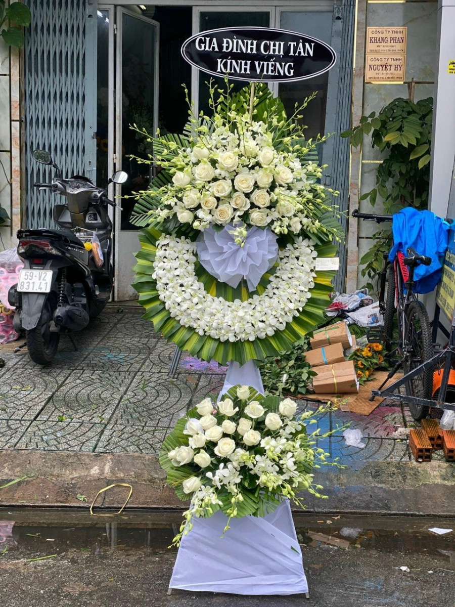 Vòng Hoa Tang Chiều Cuối