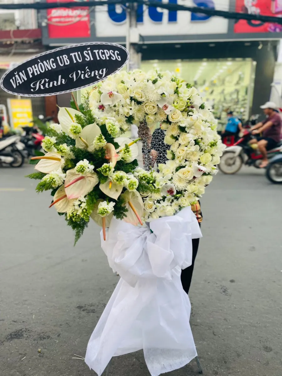 Vòng Hoa Tang Kính Chào Cõi Thiêng