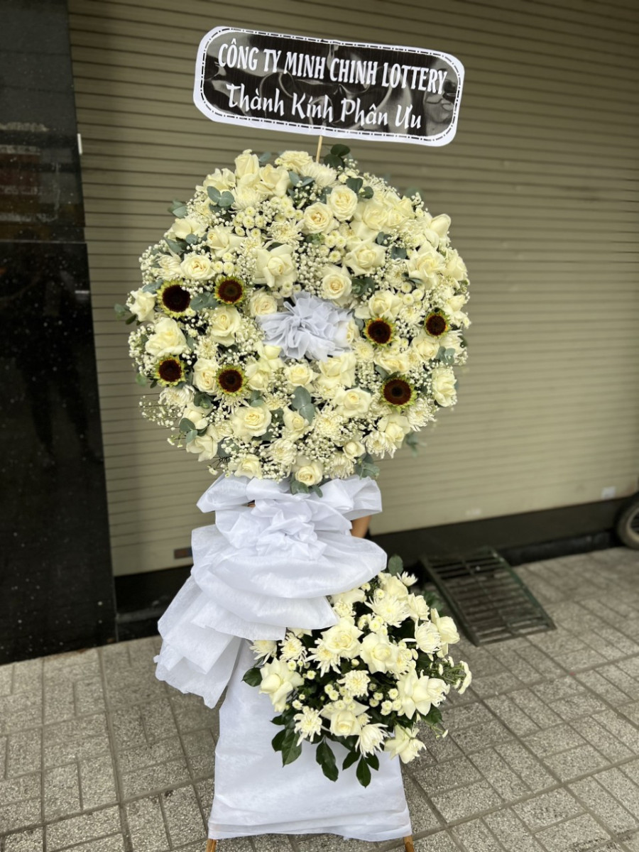 Vòng Hoa Tang Hòa Trong Gió