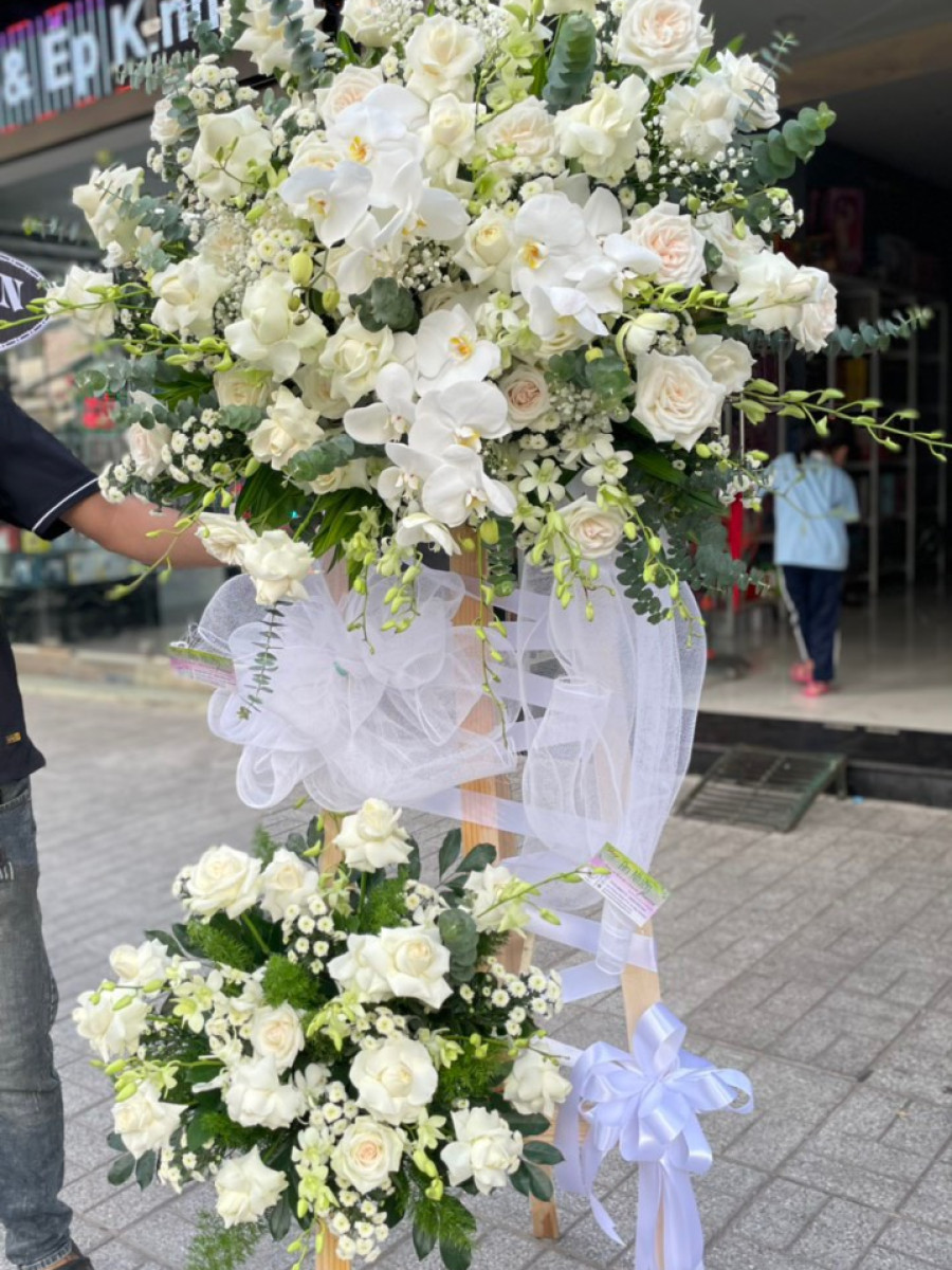 Lẵng Hoa Đưa Về Miền Xa