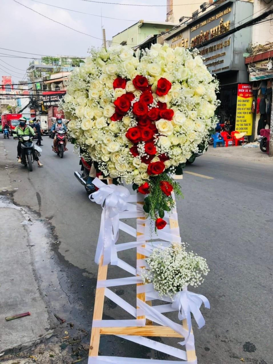 Lẵng Hoa Trái Tim Rỉ Máu