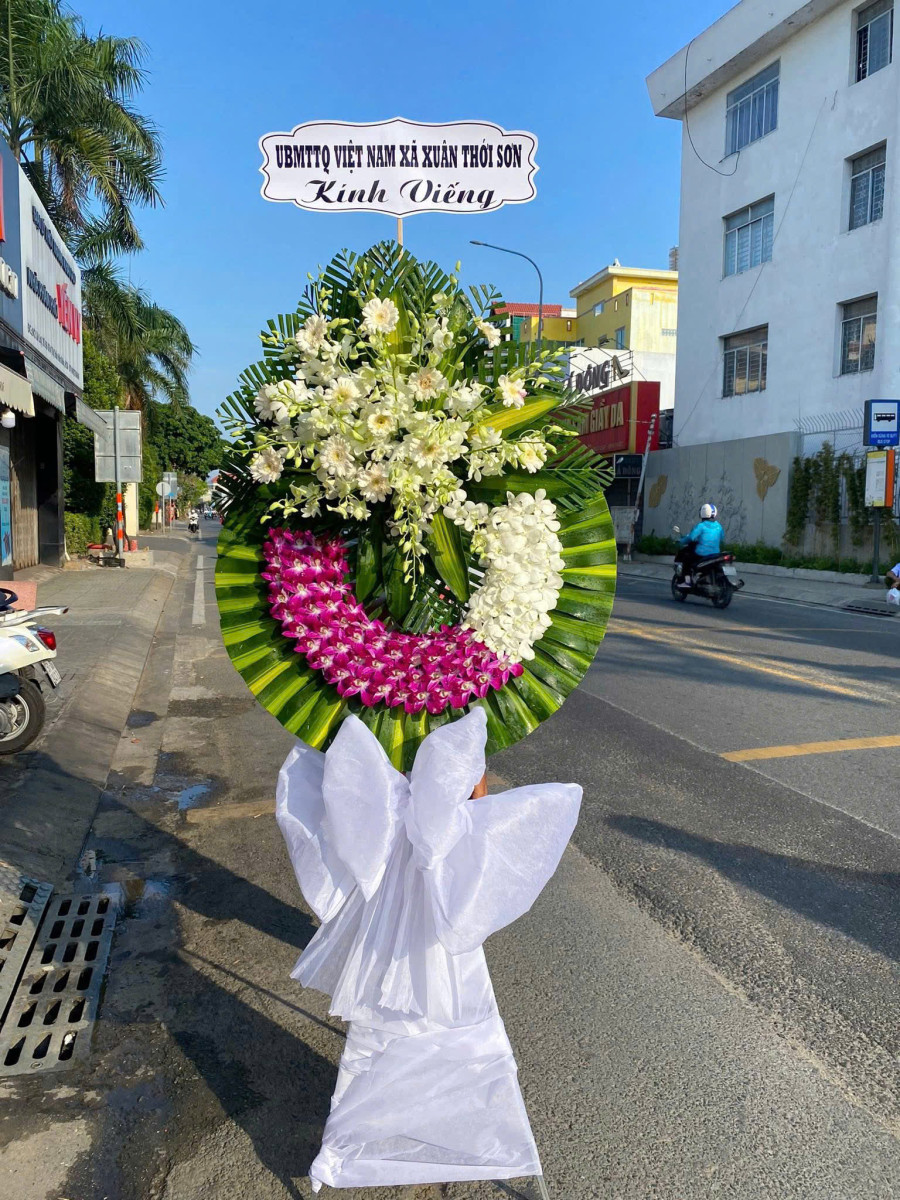Vòng Hoa Tang Lời Tiễn Thầm Lặng