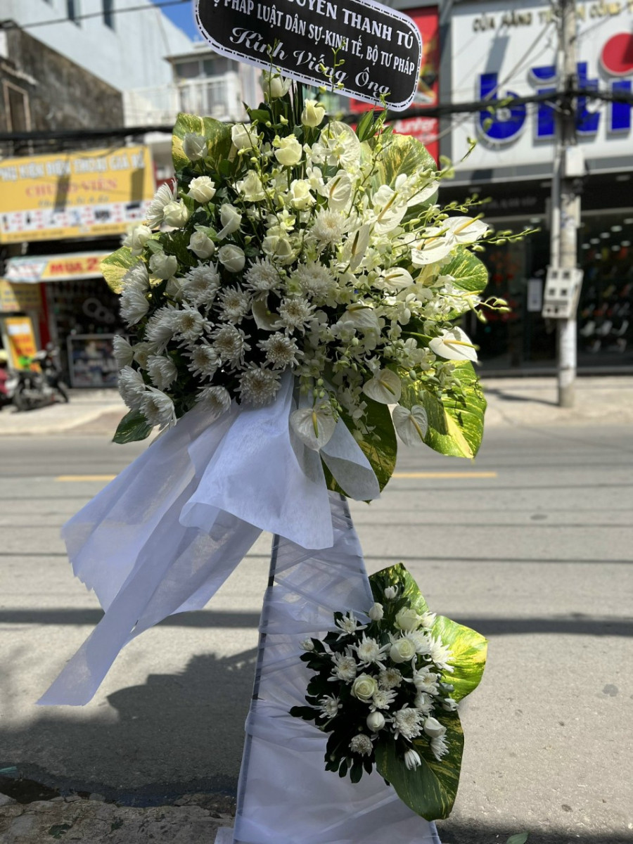 Kệ Hoa Tang Kính Tiễn