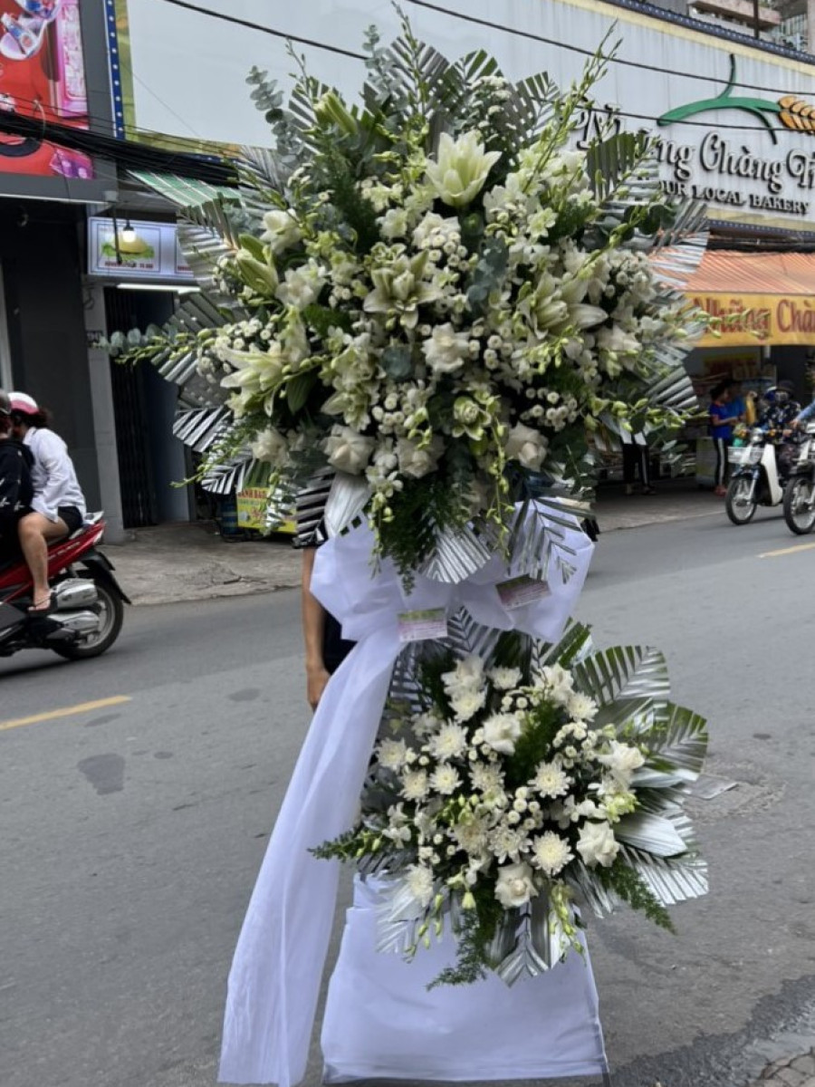 Kệ Hoa Tang Kính Chào Lần Cuối