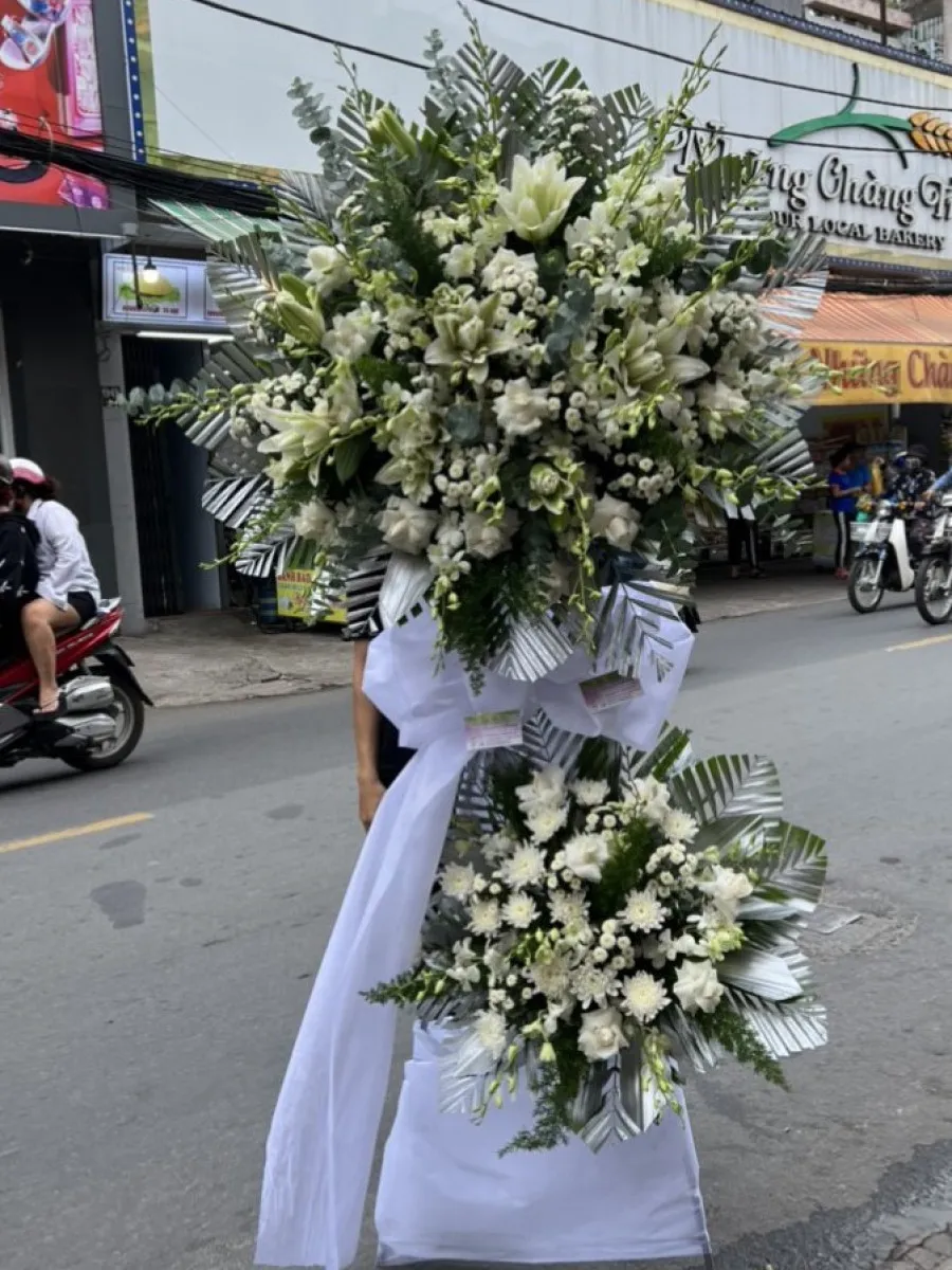 Kệ Hoa Tang Kính Chào Lần Cuối