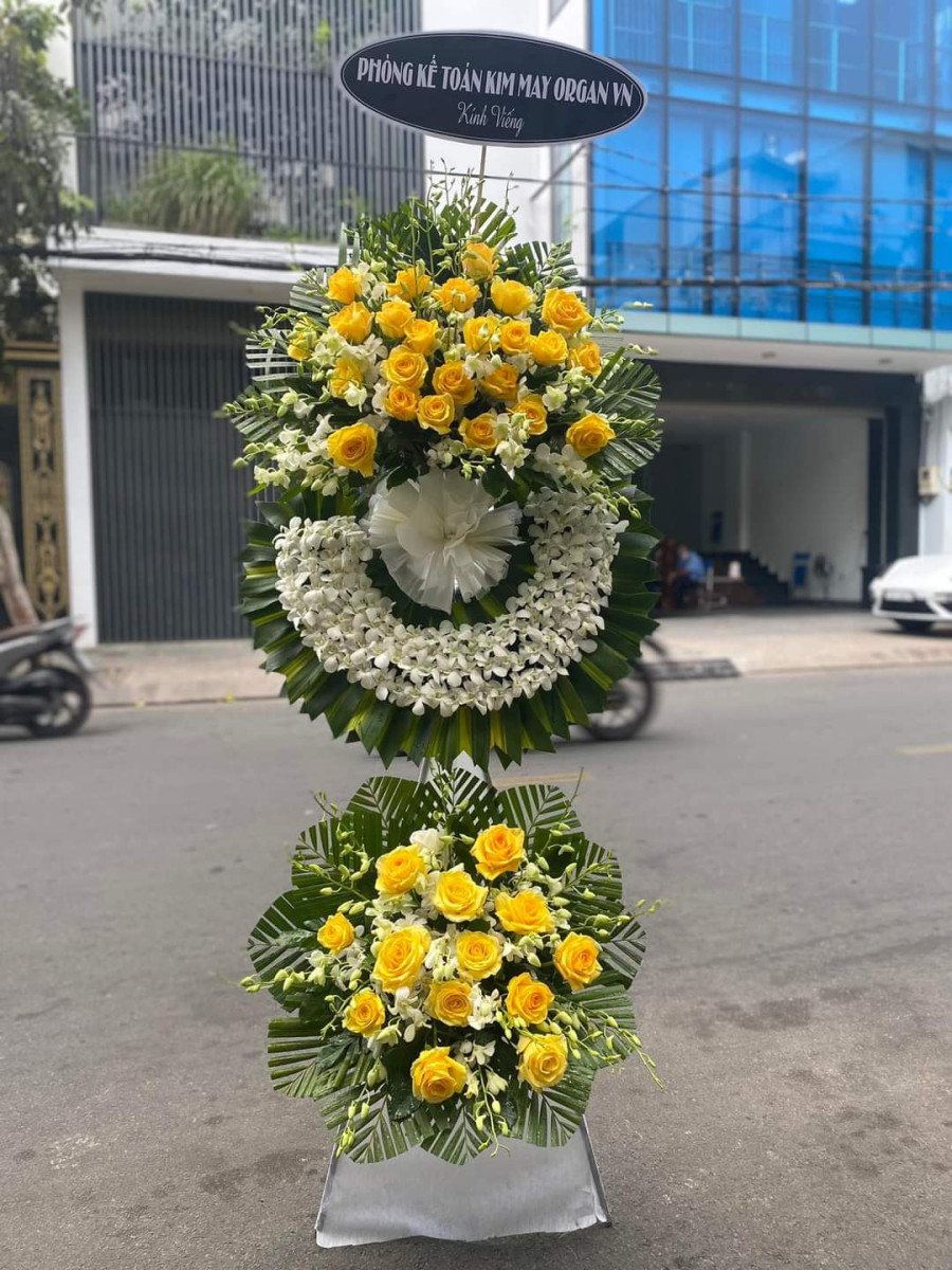 Vòng Hoa Tang Hương Khói Lặng Lẽ