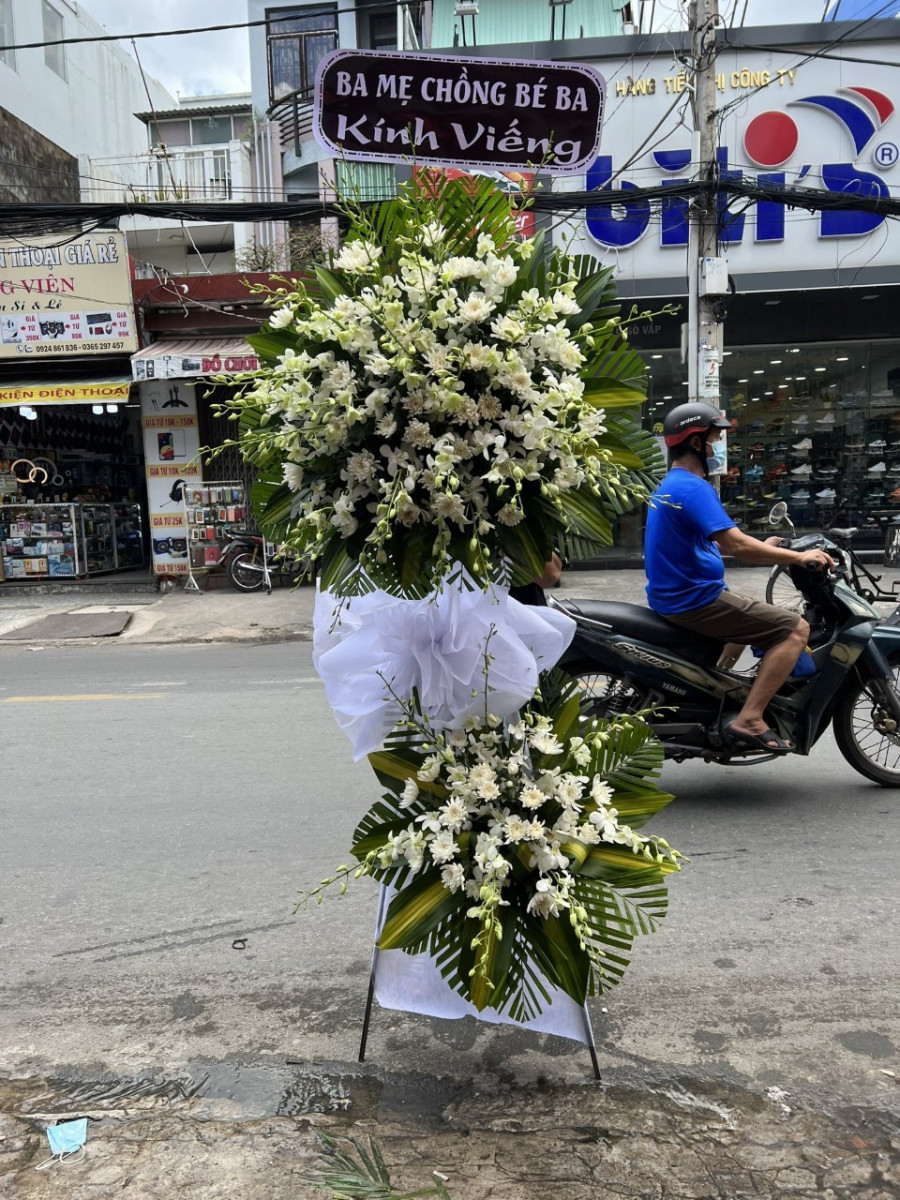 Kệ Hoa Tang Đưa Tiễn