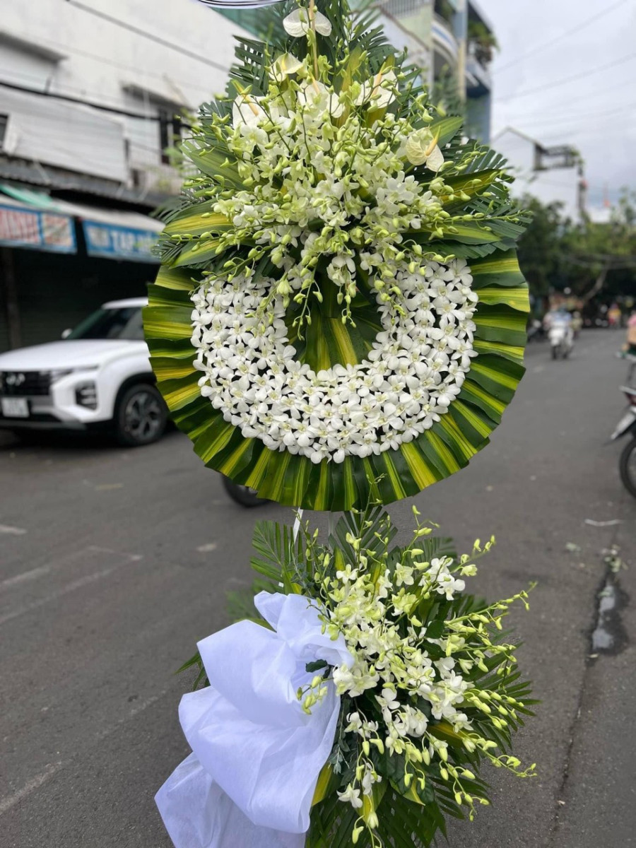 Vòng Hoa Tang Thắp Nén Hương Lòng