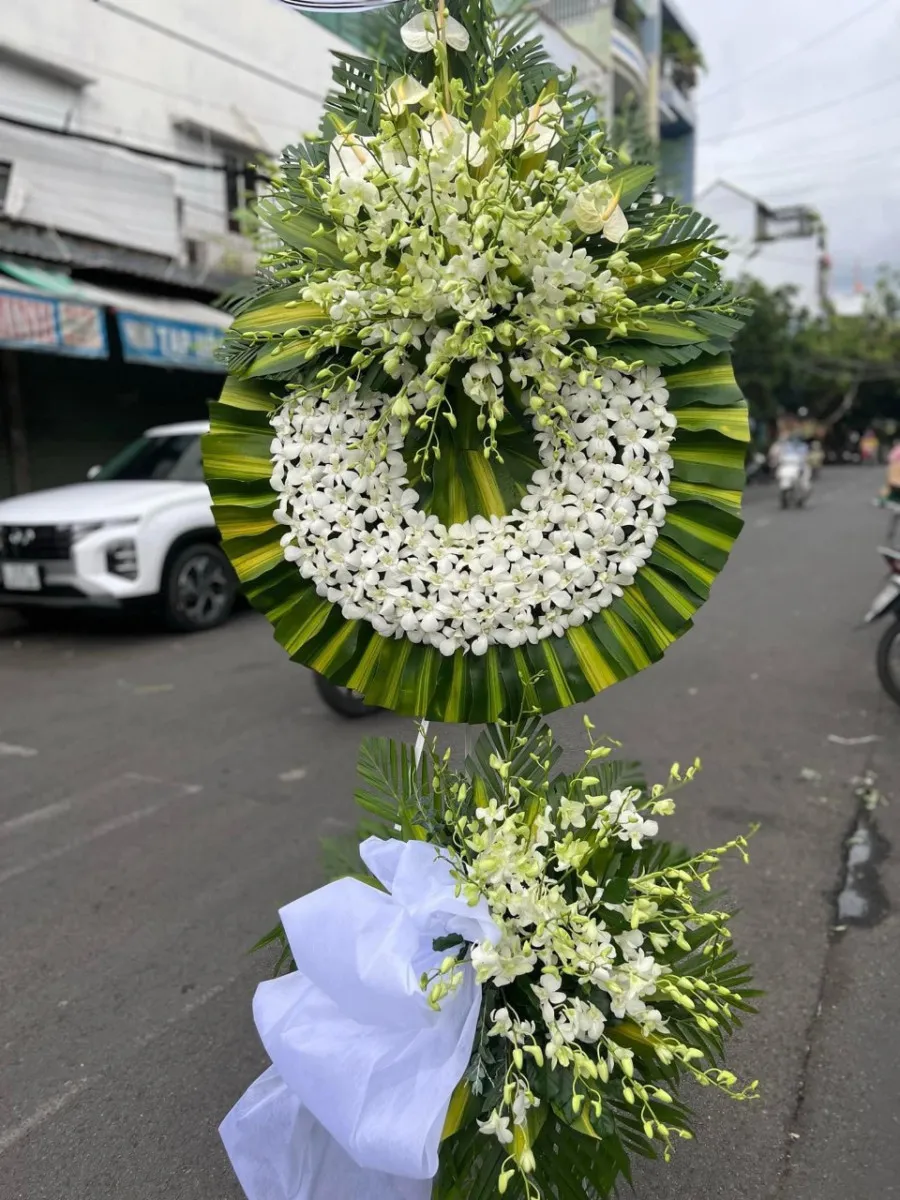 Vòng Hoa Tang Thắp Nén Hương Lòng