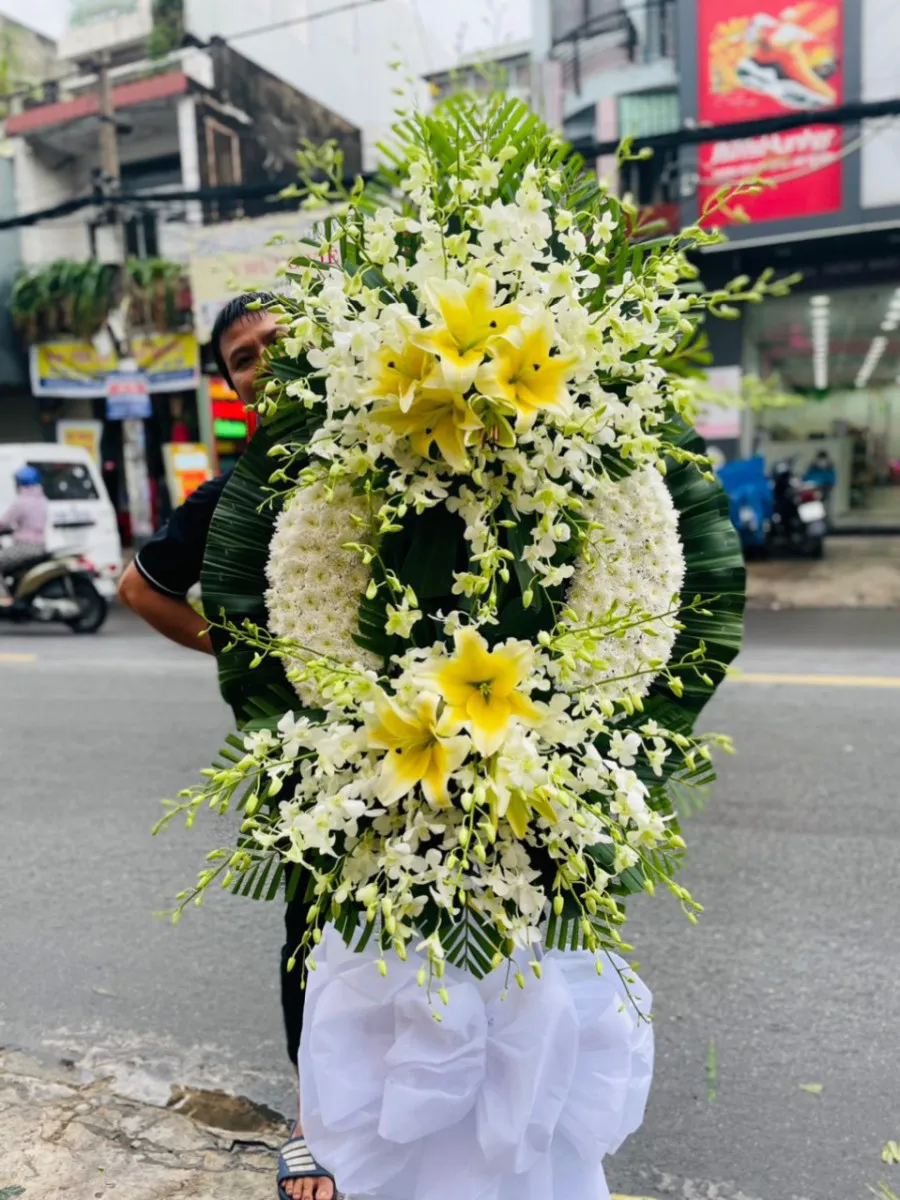 Vòng Hoa Tang Màu Trắng Tiếc Thương