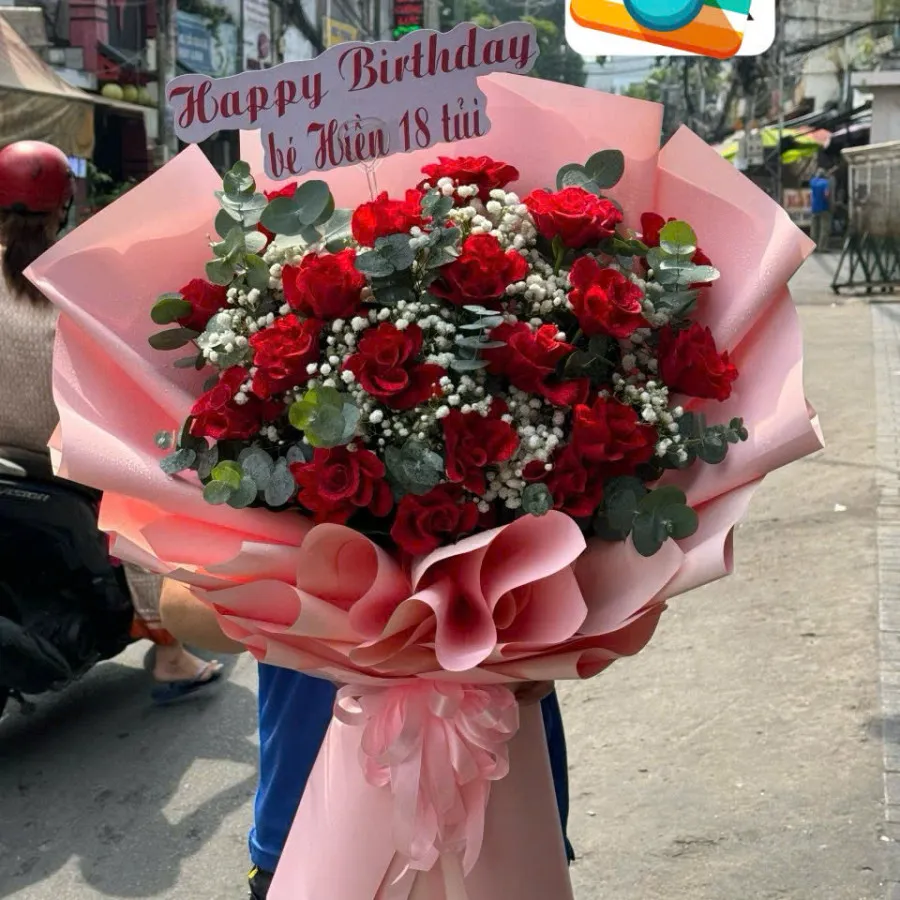 Bó hoa hồng đỏ mix baby trắng lá đôla