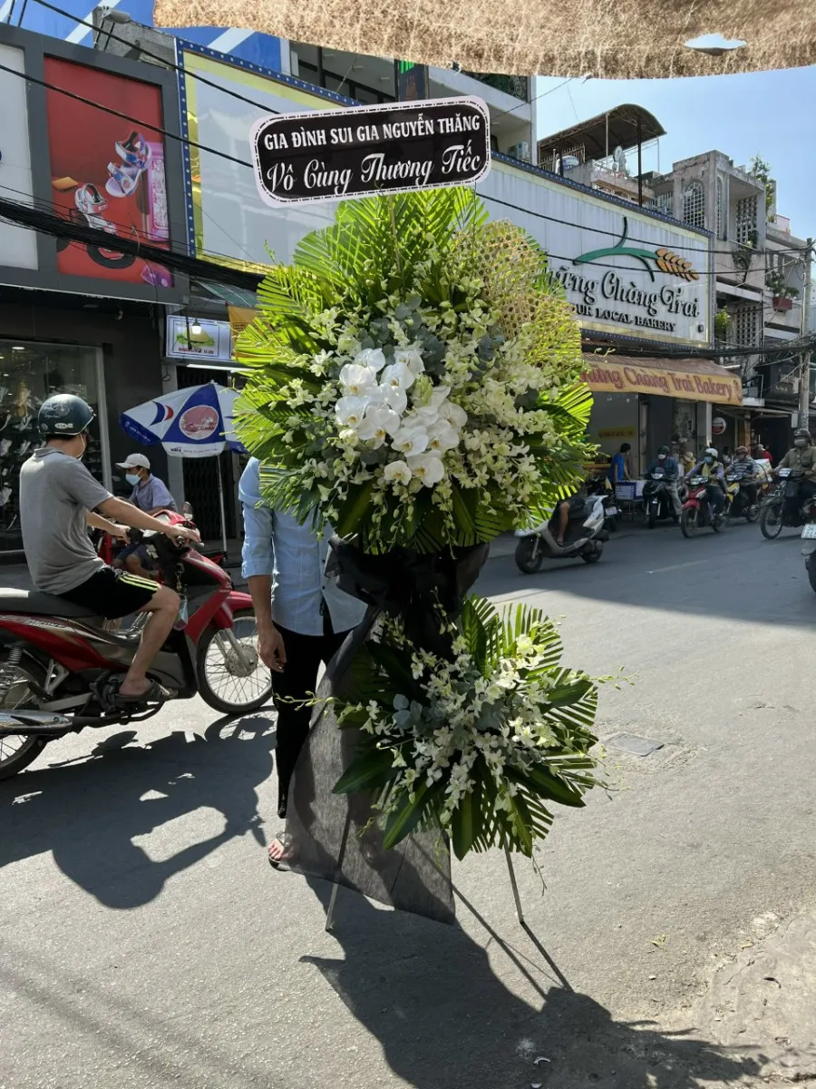 Kệ Hoa Tang Về Với Đất