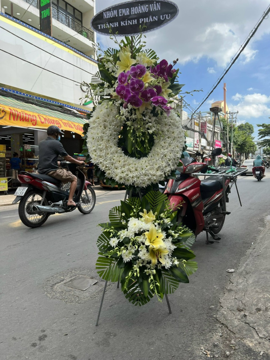 Vòng Hoa Tang Mưa Rơi Trên Miền Xa