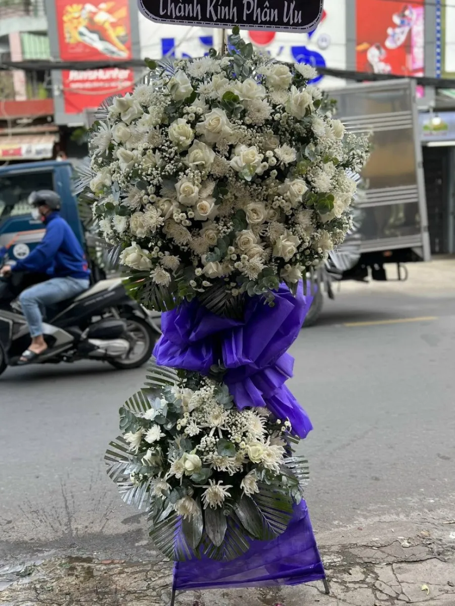 Kệ Hoa Tang Lặng Lẽ Ra Đi