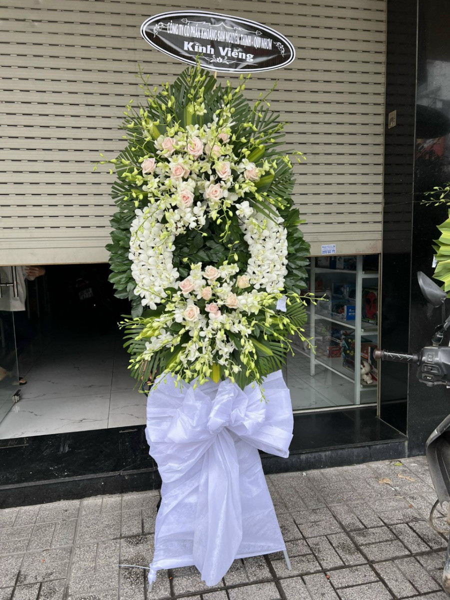 Vòng Hoa Tang Kính Chào Miền Xa