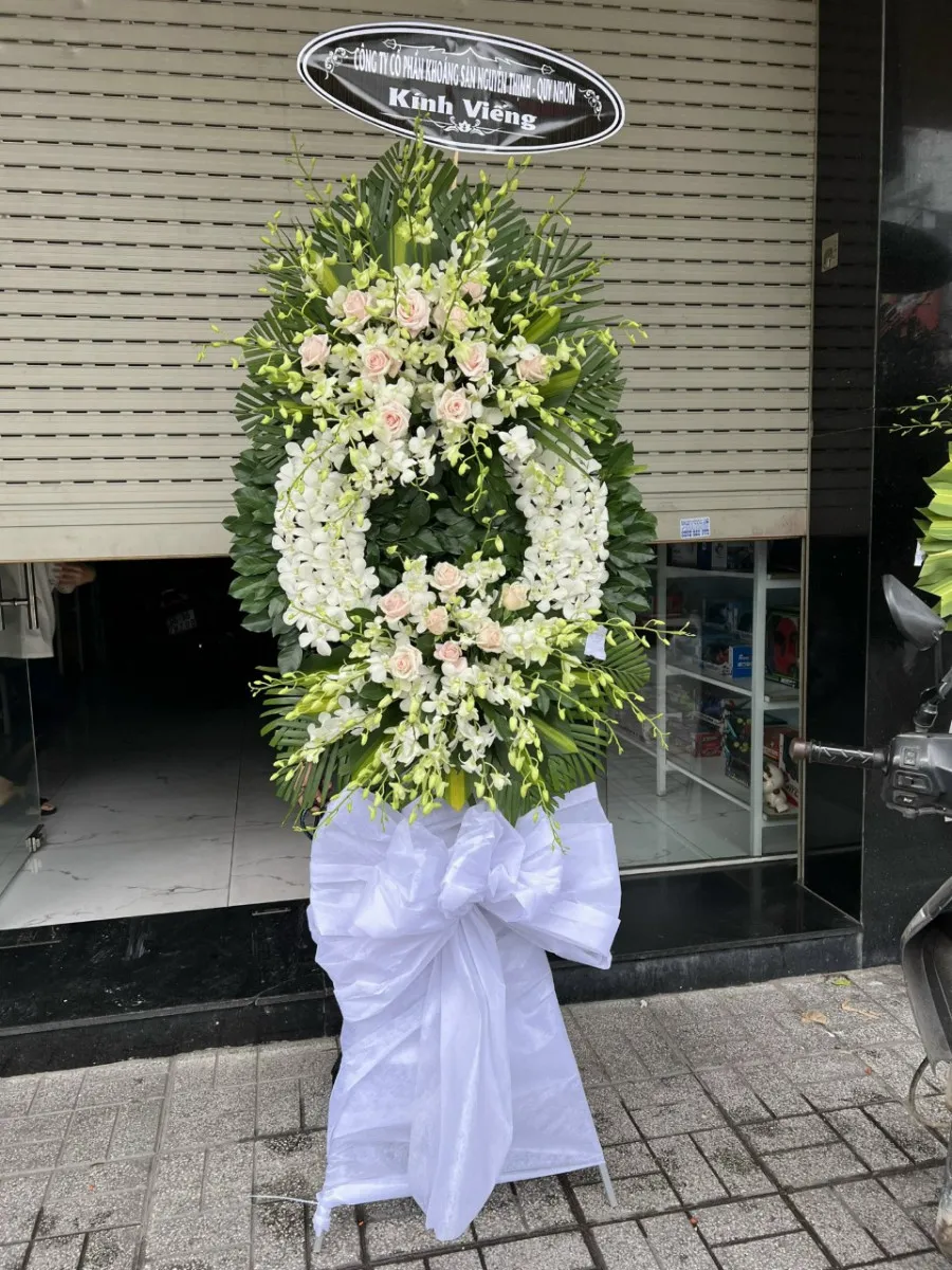 Vòng Hoa Tang Kính Chào Miền Xa