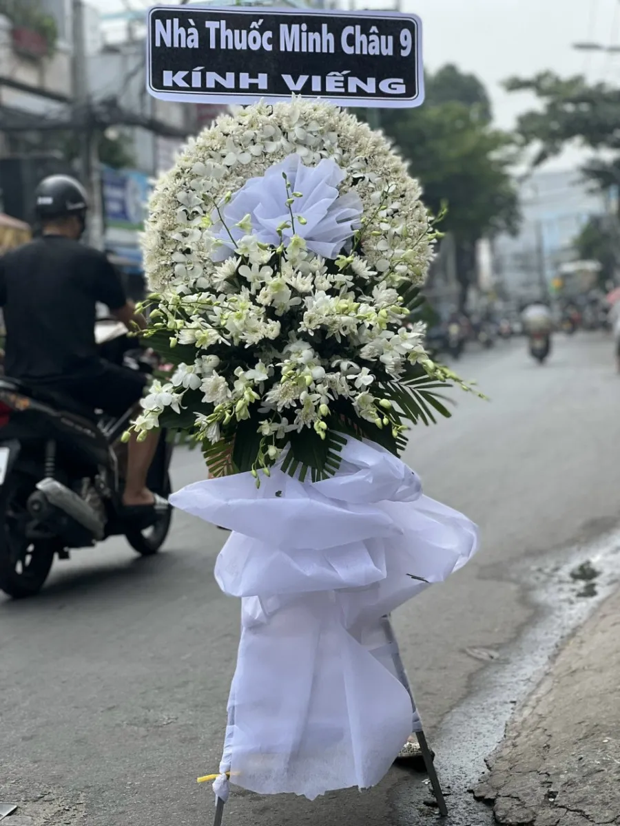 Vòng Hoa Tang Giọt Lệ Tiễn Đưa