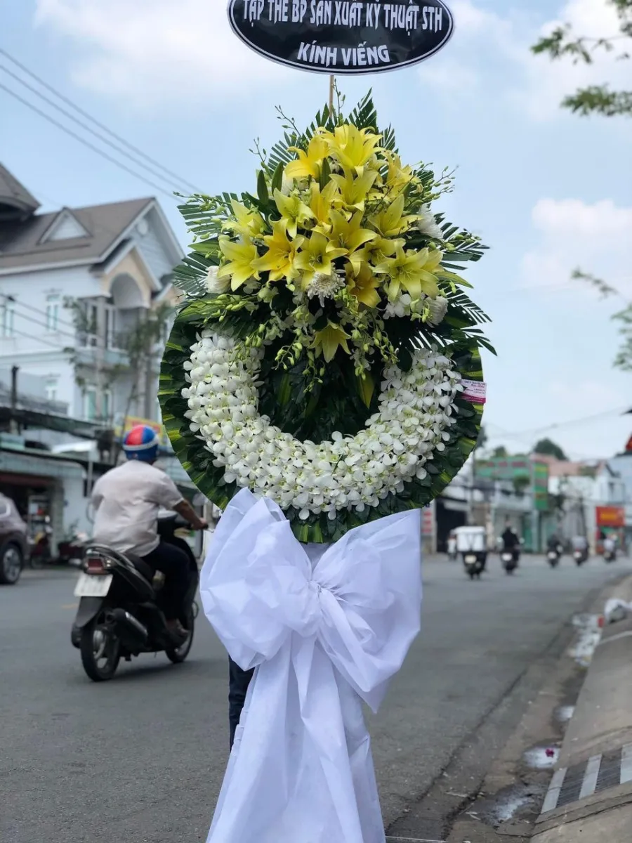 Vòng Hoa Tang Chiều Xa Khuất