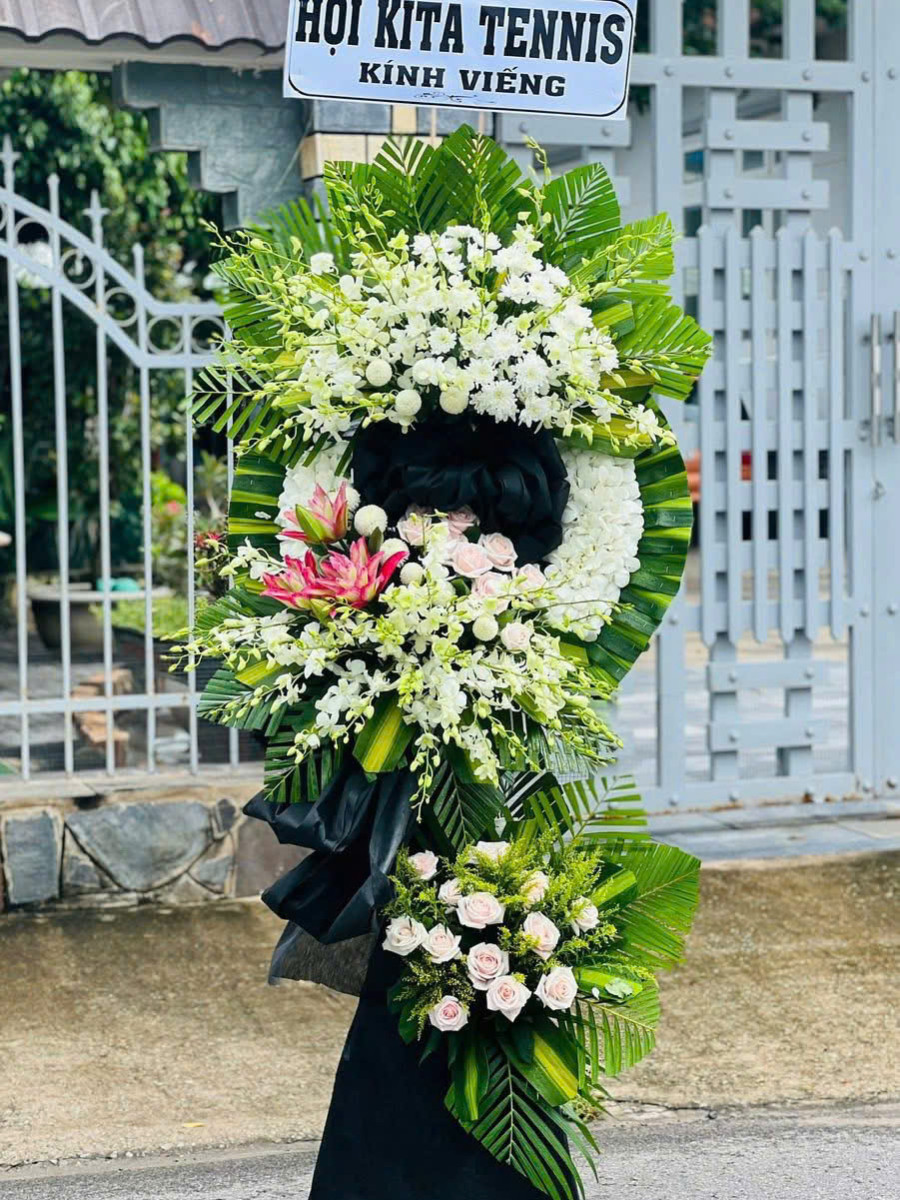 Vòng Hoa Tang Kính Chào Miền Xa