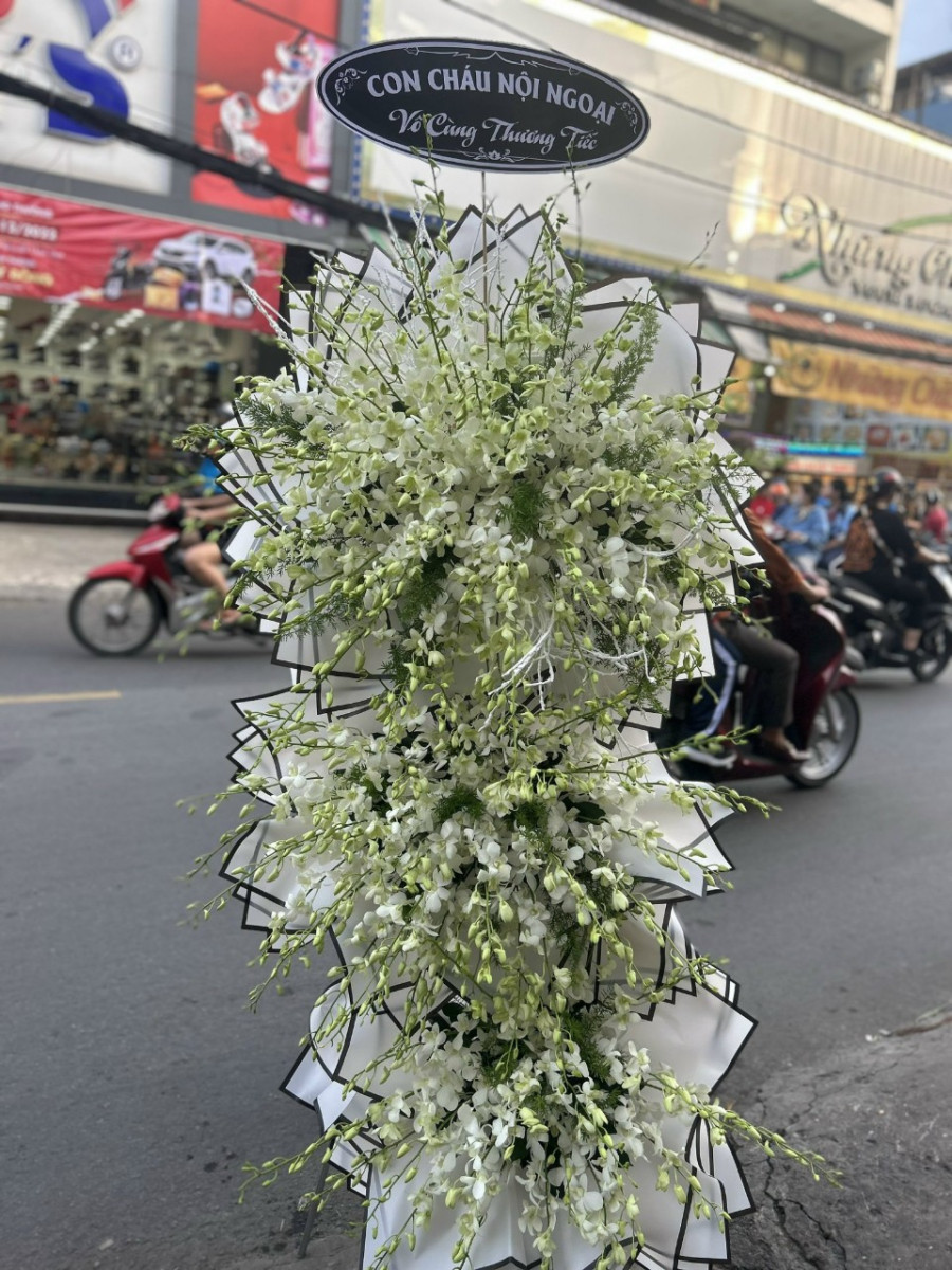 Lẵng Hoa Đêm Tĩnh Lặng