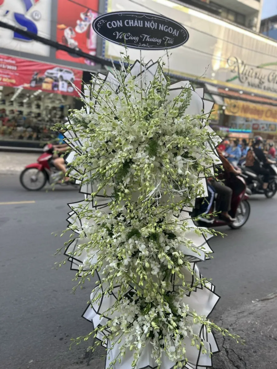 Lẵng Hoa Đêm Tĩnh Lặng